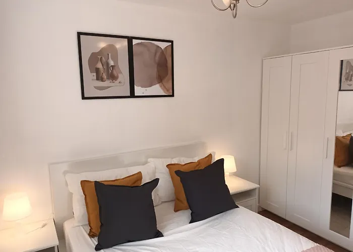 Spacious Elegant 2-Br Apartment In Aberdeen City Centre